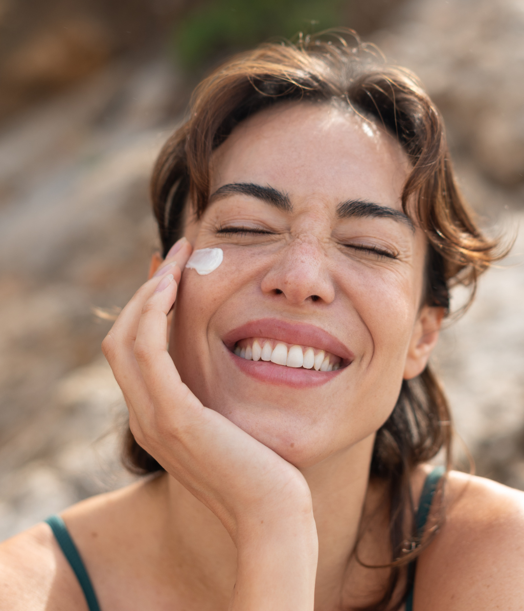 fille avec creme sur le visage