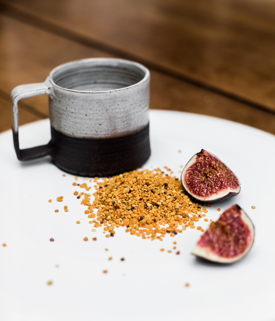 assiette blanche avec pollen frais